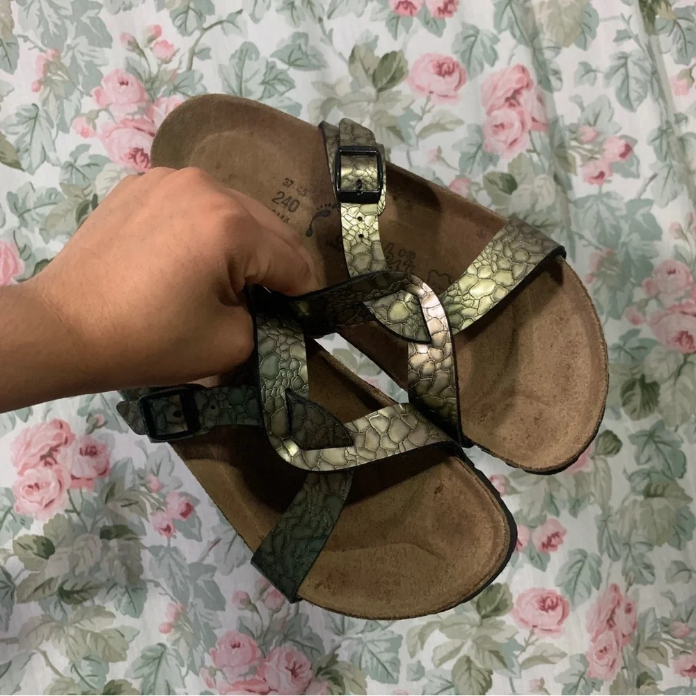BIRKENSTOCK - Birki’s Sylt metallic green embossed criss cross sandals